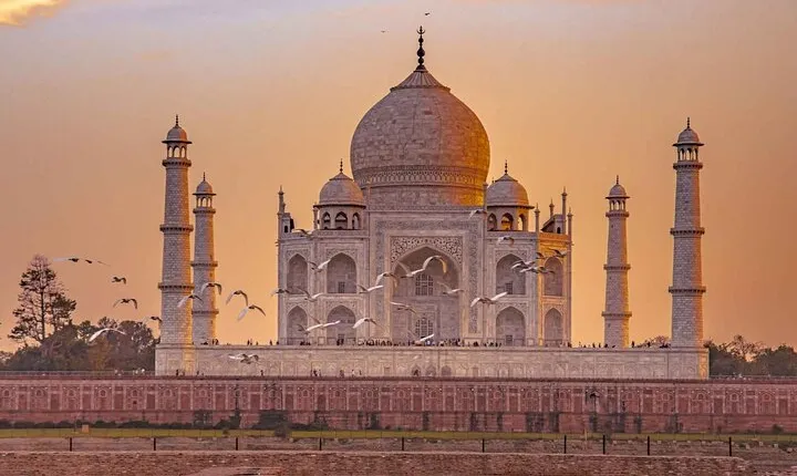 Private Full-Day Tour of Taj Mahal at Sunrise and Mehtab Bagh at Sunset.