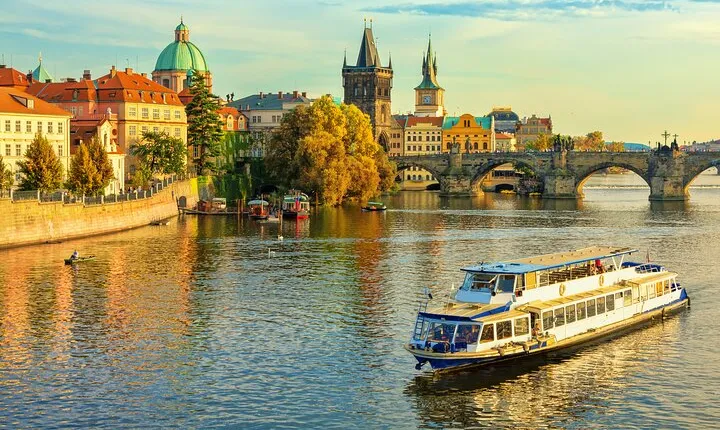 Prague's Old Town Private Guided Tour with Boat Cruise