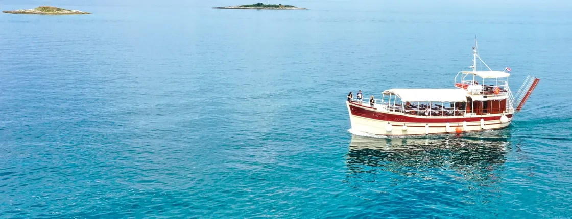 Boat tour in Poreč around 20 Islands with a glass of wine
