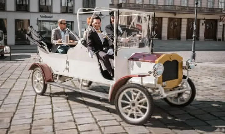 Culinary Sightseeing Tour in an Electro Vintage Car incl. 3-Course Menu