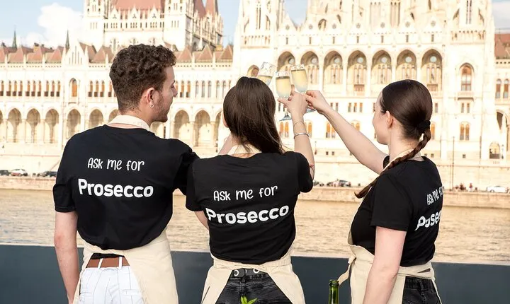 Budapest Evening Sightseeing Cruise and Unlimited Proseccos