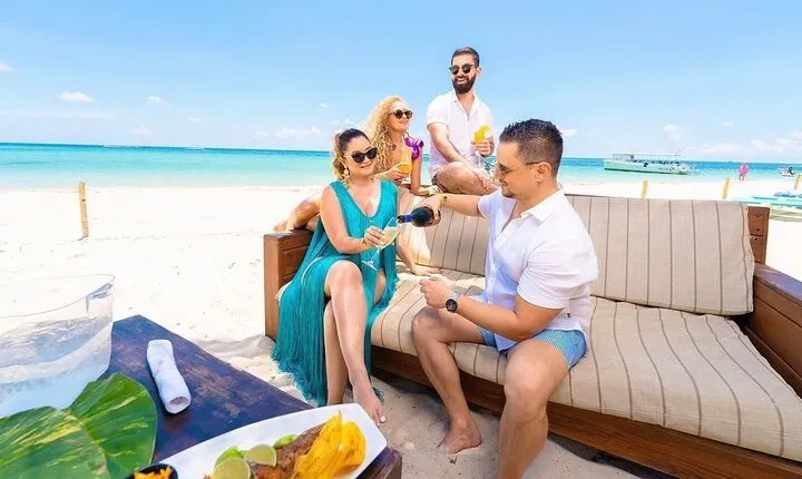 Exclusive West Bay Beach Day at San Simon, Roatán
