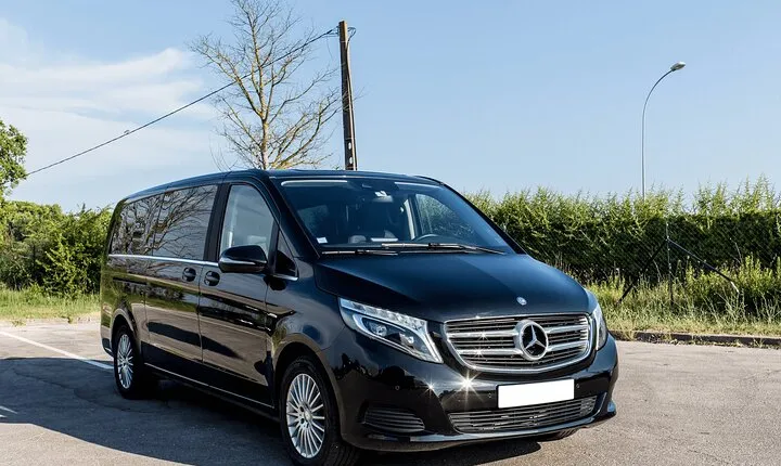 Arrival Transfer from Barcelona Airport BCN to Barcelona in Private Car/Van