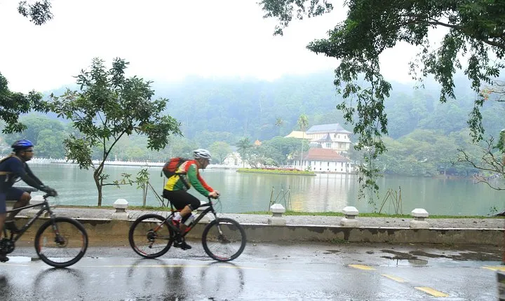 Mountain metropolis cycling excursion and historical tour – Kandy