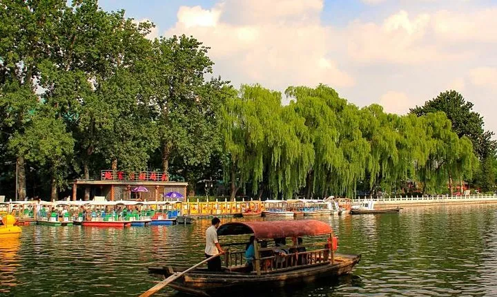 Half Day Beijing Walking Tour: Hutong & Mansion of Prince Gong & Houhai Lake 