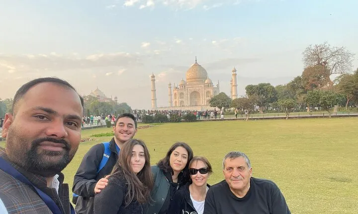 From Delhi: Private Taj Mahal day trip with lunch