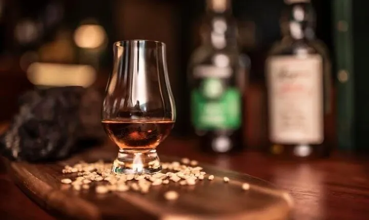 Edinburgh Whisky Tasting and History on the Royal Mile