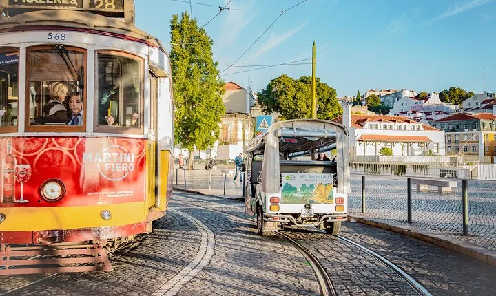 Private Eco Tuk Tuk Tour through the Heart of the City