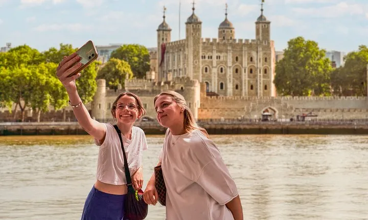 Tower of London: Guided Tour with Thames River Cruise