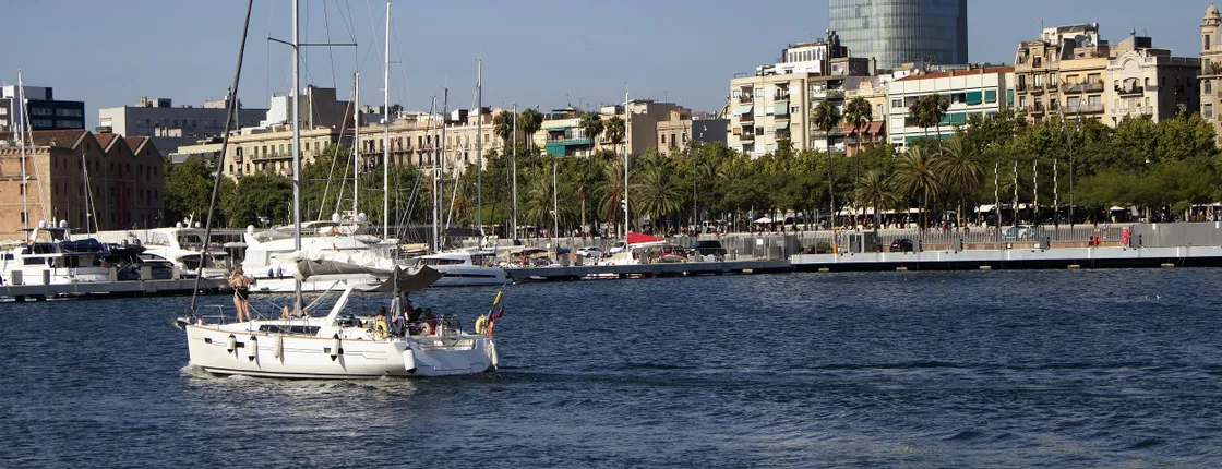 Catamaran cruise with live music and vermouth in Barcelona