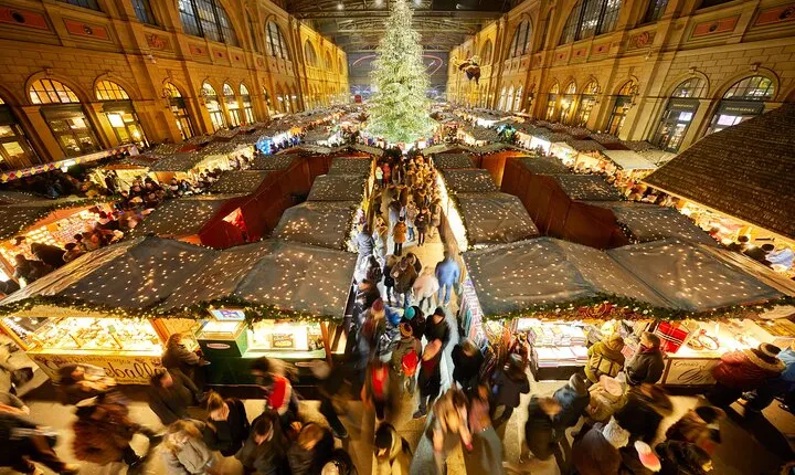 Christmas Walking Tour in Zürich: Exploring Holiday Charm