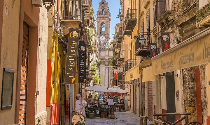 Walking in the historic center of Palermo and its markets