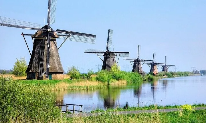 Private tour from Rotterdam to Windmills of Kinderdijk & Gouda Cheese Experience