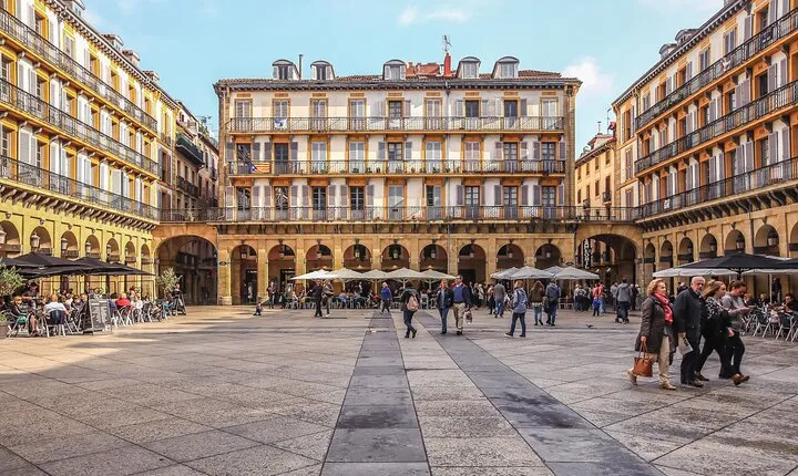 San Sebastian: Old Town Exploration Game and Tour