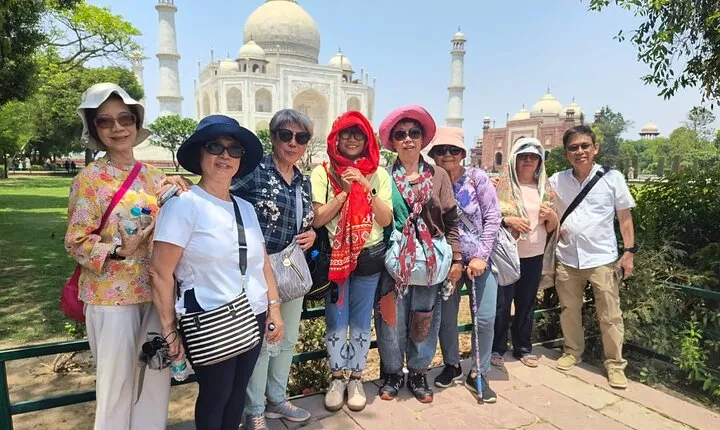 From Delhi: Private Taj Mahal day tour by Car