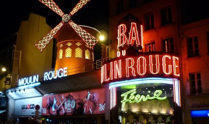 Paris Moulin Rouge Private Round-Trip Transfer