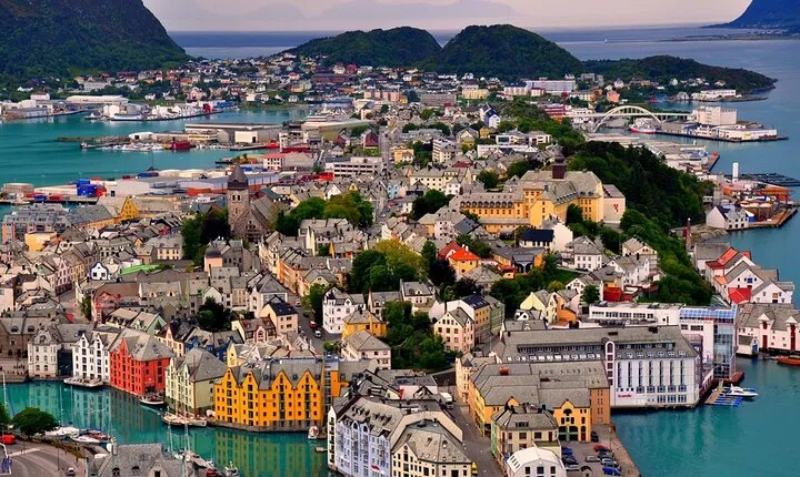 An amazing walking tour of Art Nouveau town Alesund
