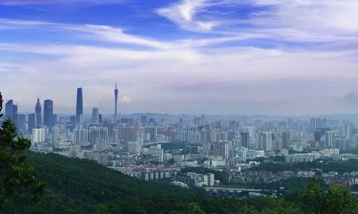 Private Guangzhou Layover Tour to Baiyun Mountain with Dim-Sum Option