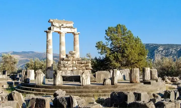 Delphi: Self-guided Audiovisual Tour with 3D Representations