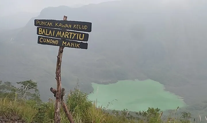 Kelud Volcano trekking