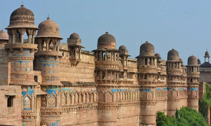 Gwalior tour with fort & beautiful palaces.