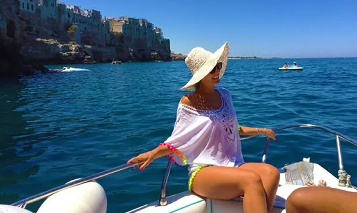 POLIGNANO BY BOAT: amazing sea caves and free drinks!