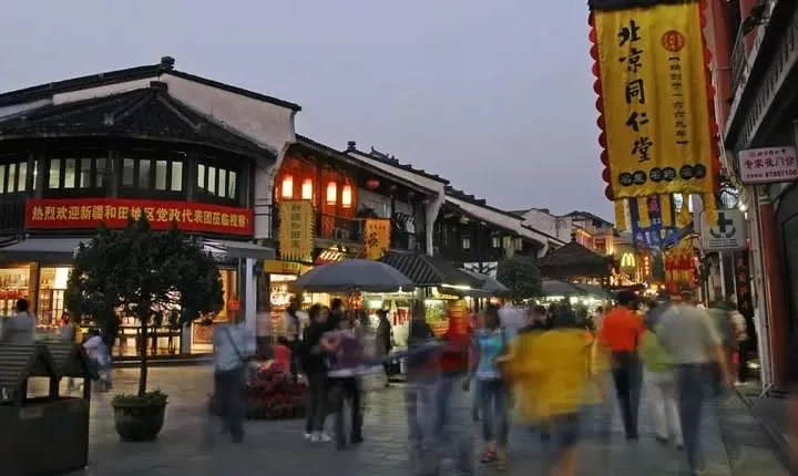 One-day Hangzhou Lakeside Mountains Relics & Ruins Hiking – Guided Outdoor Tour 