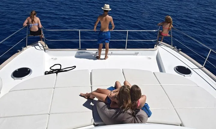 Morning tour with a Catamaran - Santorini