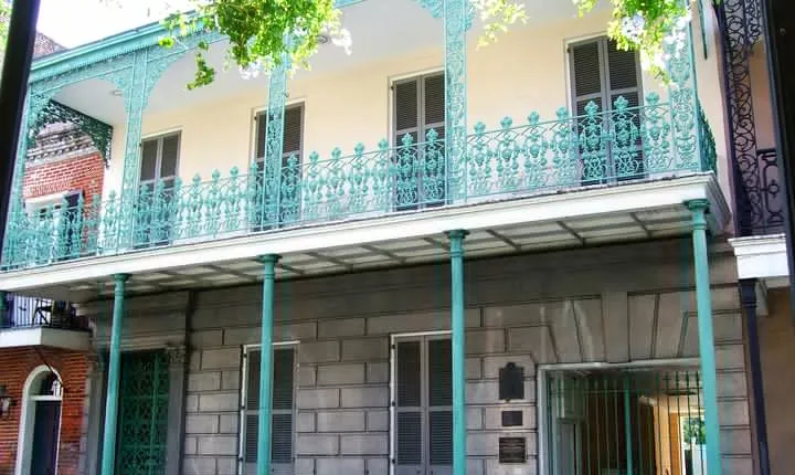 Private Urban Plantation and French Quarter Walking Tour