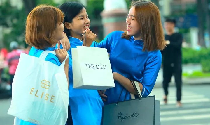 Saigon Half Day Shopping Tour by Motorbikes - KissTour