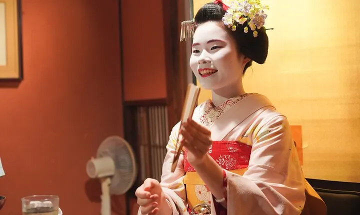 Dinner with Maiko in a Traditional Kyoto Style Restaurant Tour