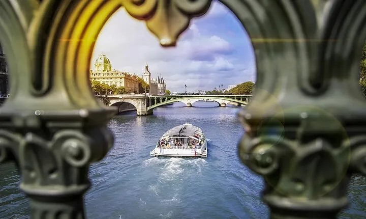 Visit Notre Dame’s Crypt with an Archeologist and River Cruise