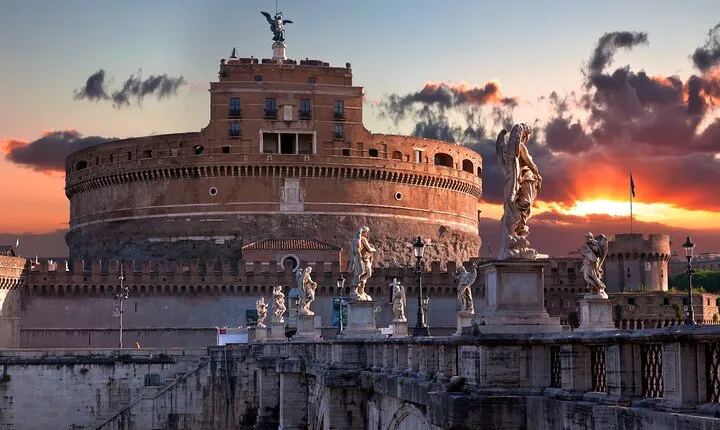 Beauty and Ghosts Walking Tour in Rome