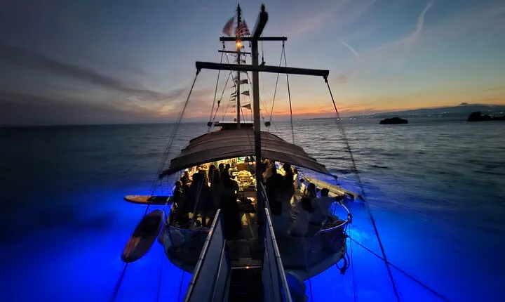 Dreamy Cruise sunset tour with dinner and unlimited wine!