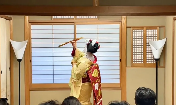 Kyoto: Meet the Geisha Maiko with Gion Walking Tour