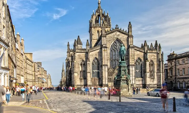 Mary Queen of Scots: Edinburgh Old Town Self-Guided Walking Tour