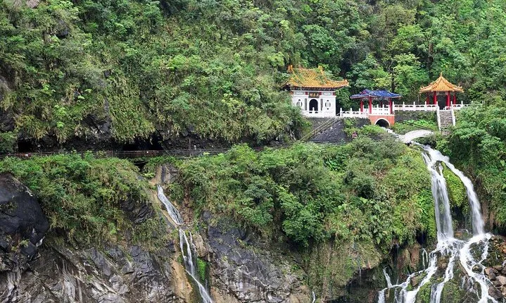 Taroko Gorge, Qingshui Cliffs & Qixingtan Beach Tour from Hualien