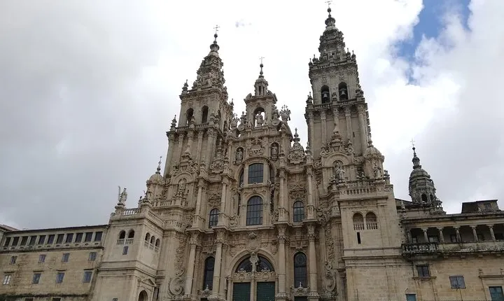 Tour Vigo and Santiago Compostela: Departure from Braga and Guimarães