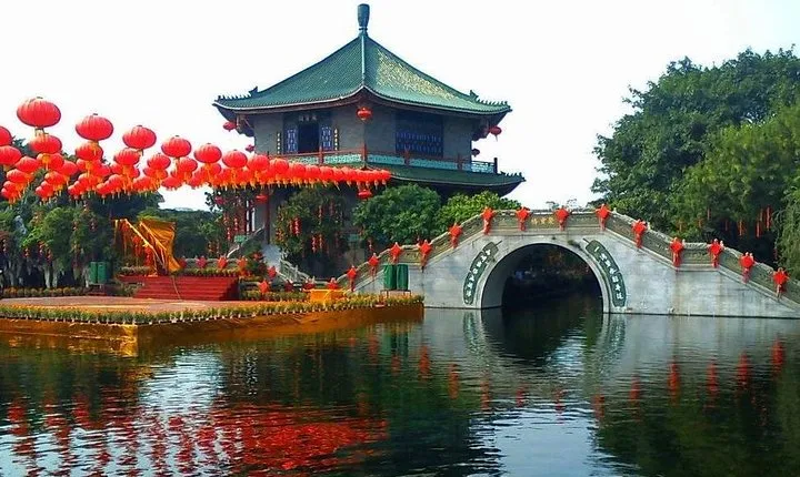 Private Day Tour to Shawan Old Town and Baomo Garden
