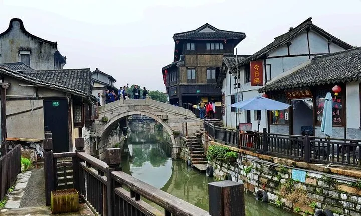 Shanghai Layover Tour to Xinchang Water Town with City Highlights Option