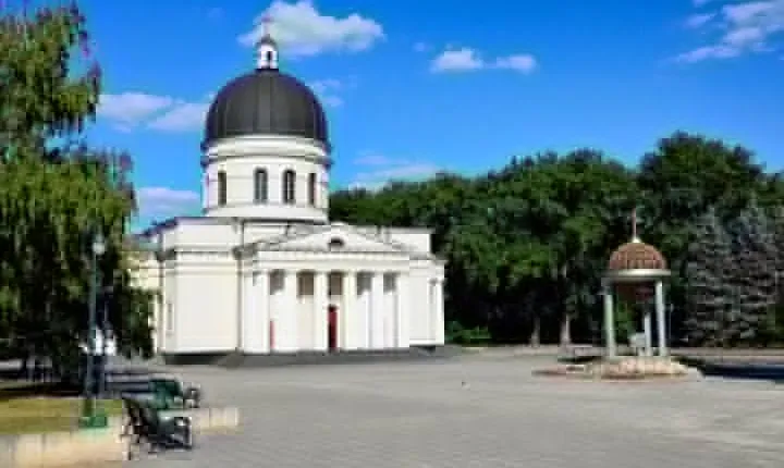 Kiss me Now - city tour of Chisinau!