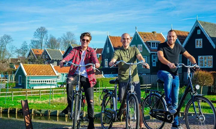 Volendam: E-bike rental with suggested countryside- and fisherman village route