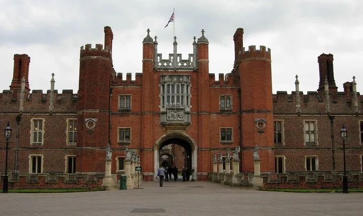 Hampton court palace private tour from London