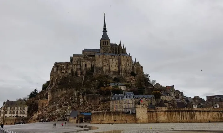 Mont Saint Michel Private VIP Tour with Champagne from Paris
