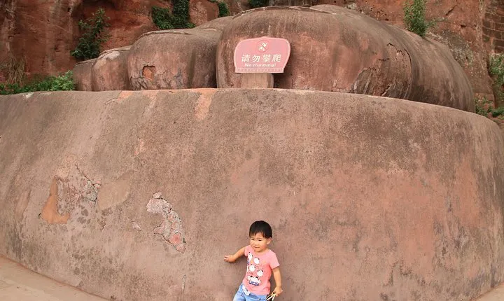 2-Days Chengdu tour with the Panda Base,Renmin Park,Jinli street & Leshan Buddha