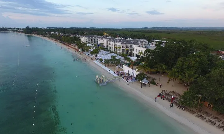 Negril's 7 miles Beach and Rick's Café