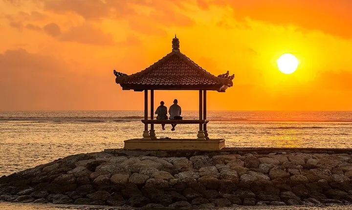 Bali Sanur Sunrise Cycling with Breakfast and Market Guided Tour