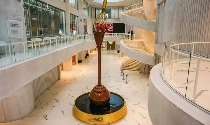 LINDT Home of Chocolate, Cruise On Lake Zurich And Old Town Walking Tour