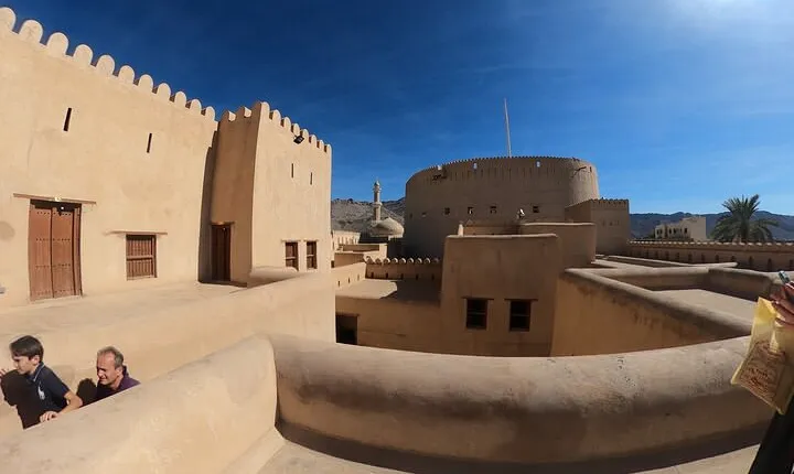 Private 2-Day Guided Tour with Nizwa Friday Market Visit