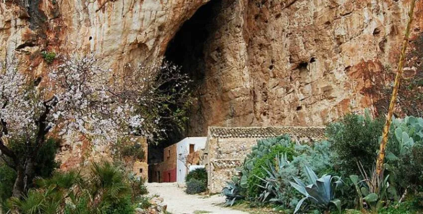 The village without time and the city of marble from Trapani